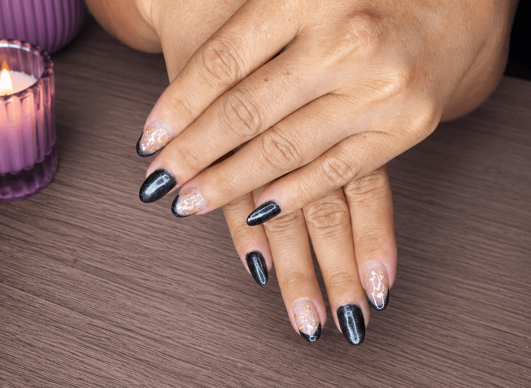Unhas pretas com detalhes em ouro
